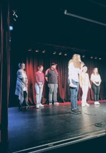 Alle Teilnehmer des Poetry Slam auf der Bühne bei der Verabschiedung bzw. Siegerehrung. 