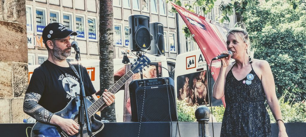 Ariwa Demo in Nürnberg, Sabine und Neil beim singen auf der Demo.