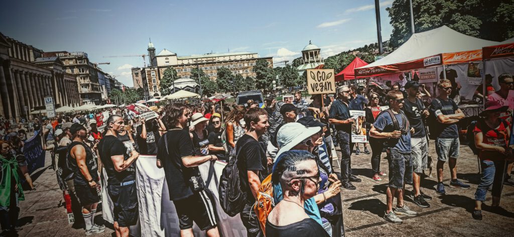 Erbsenschreck in Stuttgart - Ariwa Demo Schlachthäuser schließen. Versammlung von Menschen vor den Ständen von Ariwa und anderen Tierrechtsorganisationen.